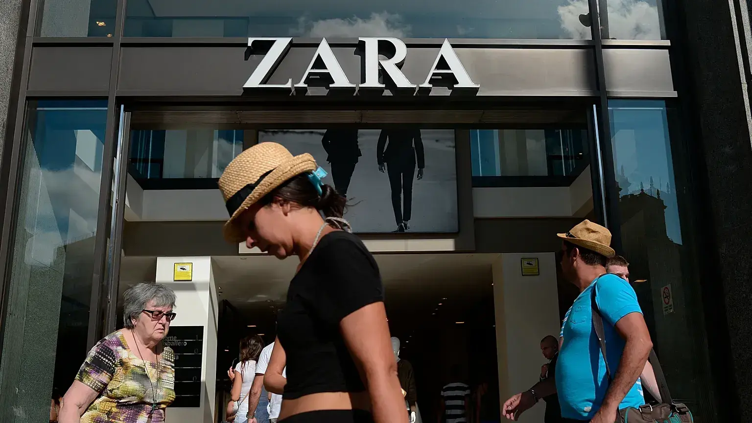 Personas pasan frente a una tienda Zara en Barcelona, España, el 27 de agosto de 2014.