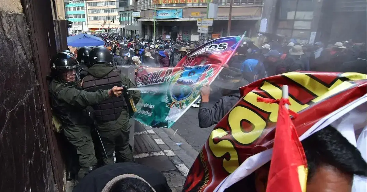 Enfrentamientos entre la Policía y maestros en inmediaciones del Ministerio de Trabajo, en La Paz.