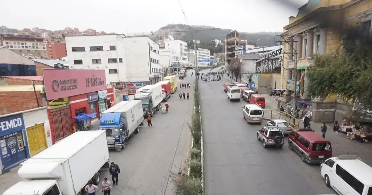 Camiones varados en medio de bloqueos en La Paz