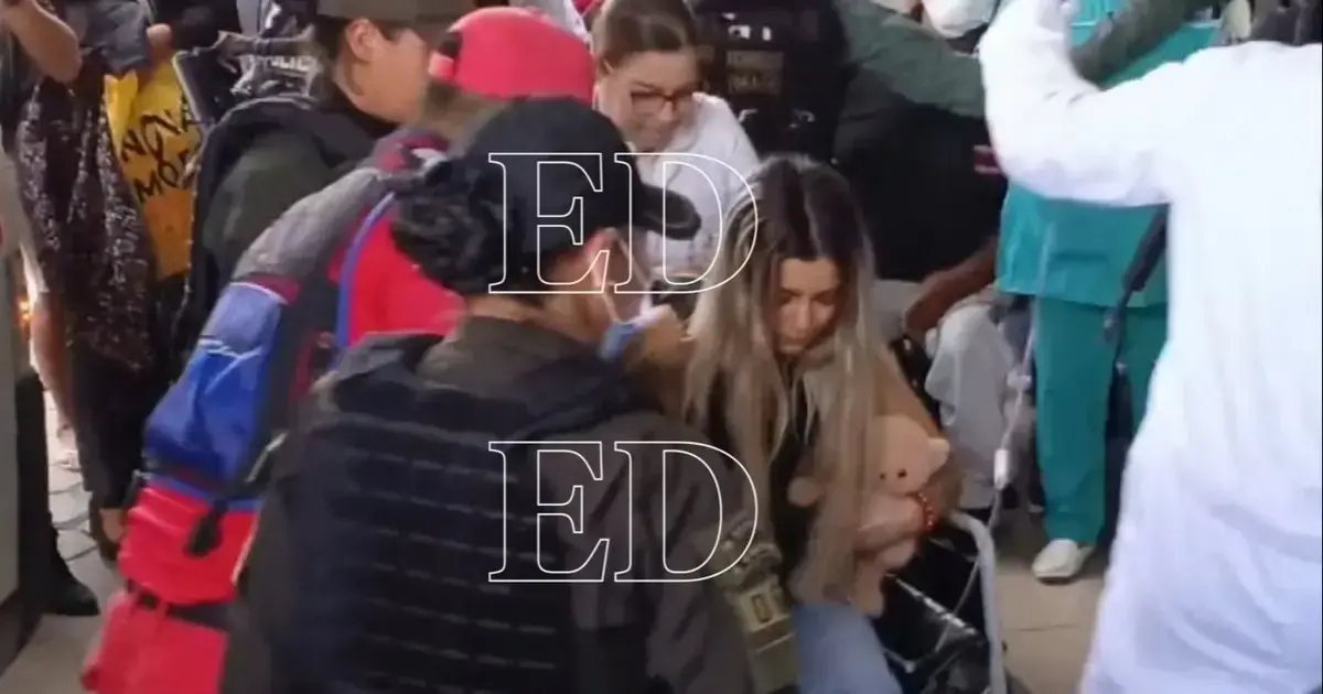 Tatiana Marset llega al hospital San Juan de Dios con un oso de peluche, para recibir atención médica debido a un supuesto cu