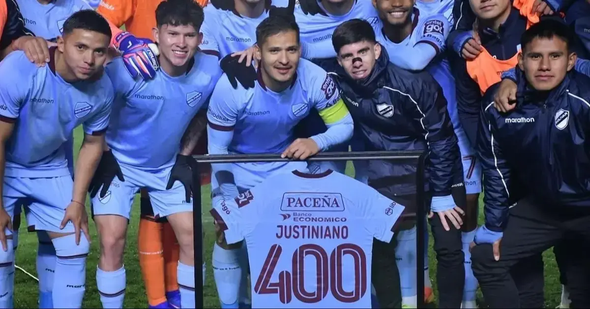 Justiniano posa con la camiseta con el número 400 estampado en la camisera conmemorativa.