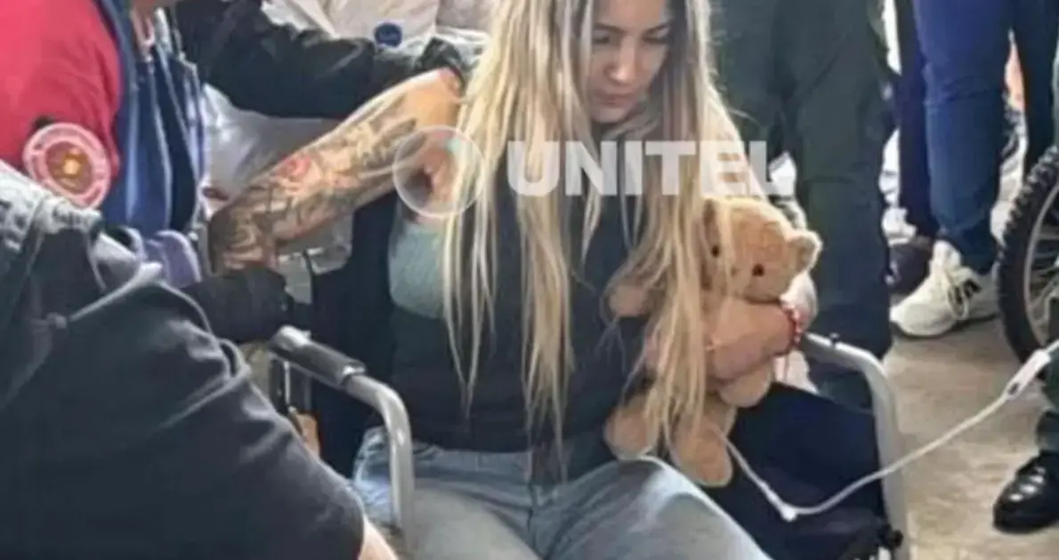 El momento cuando Tatiana Marset sube a una silla de ruedas para ser ingresada al hospital