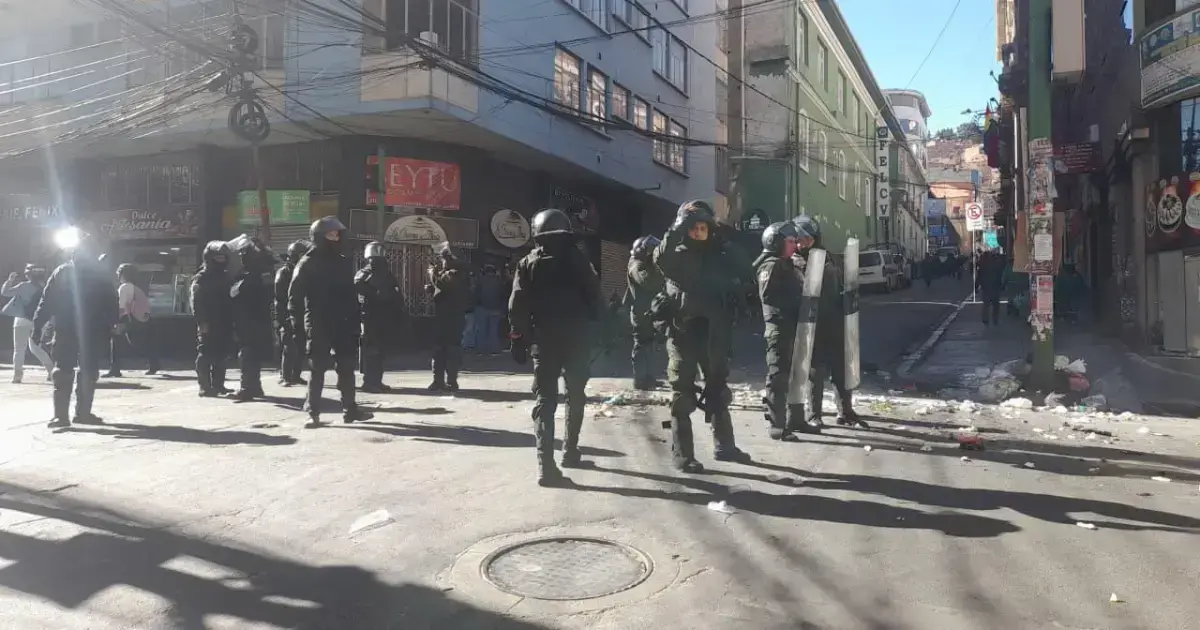 La Policía gasifica a los mineros cooperativistas