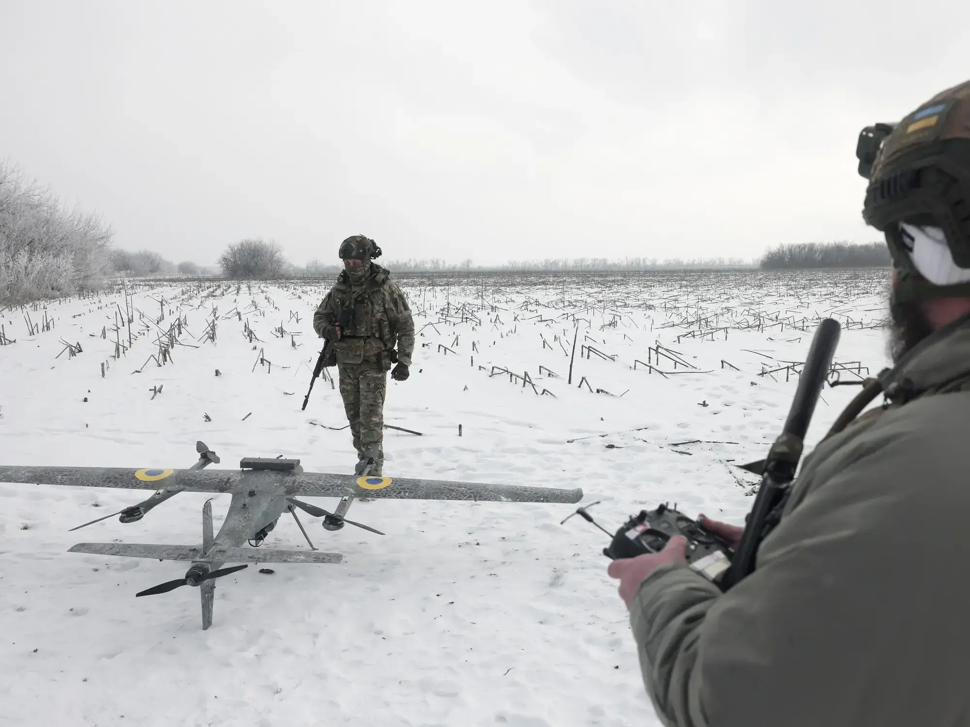Militares ucranianos del Batallón de Policía de Operaciones Especiales se preparan para lanzar un dron.