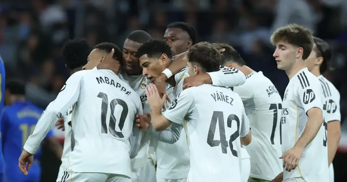 Festejo de gol de jugadores del Madrid.