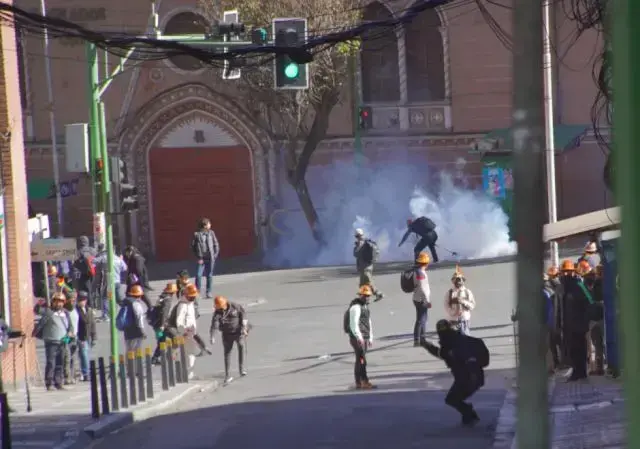 Los enfrentamientos continúan en el centro paceño.