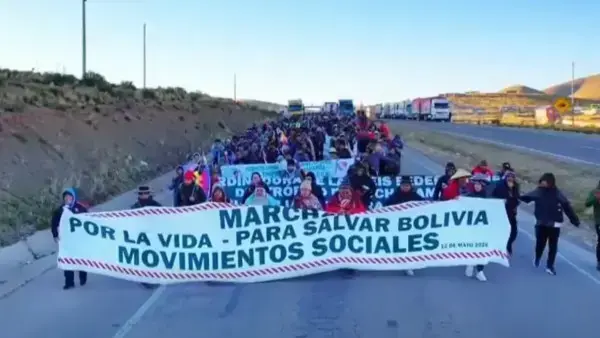 Sectores afines a Evo Morales se dirigen a La Paz exigiendo la renuncia del presidente Rodrigo Paz.