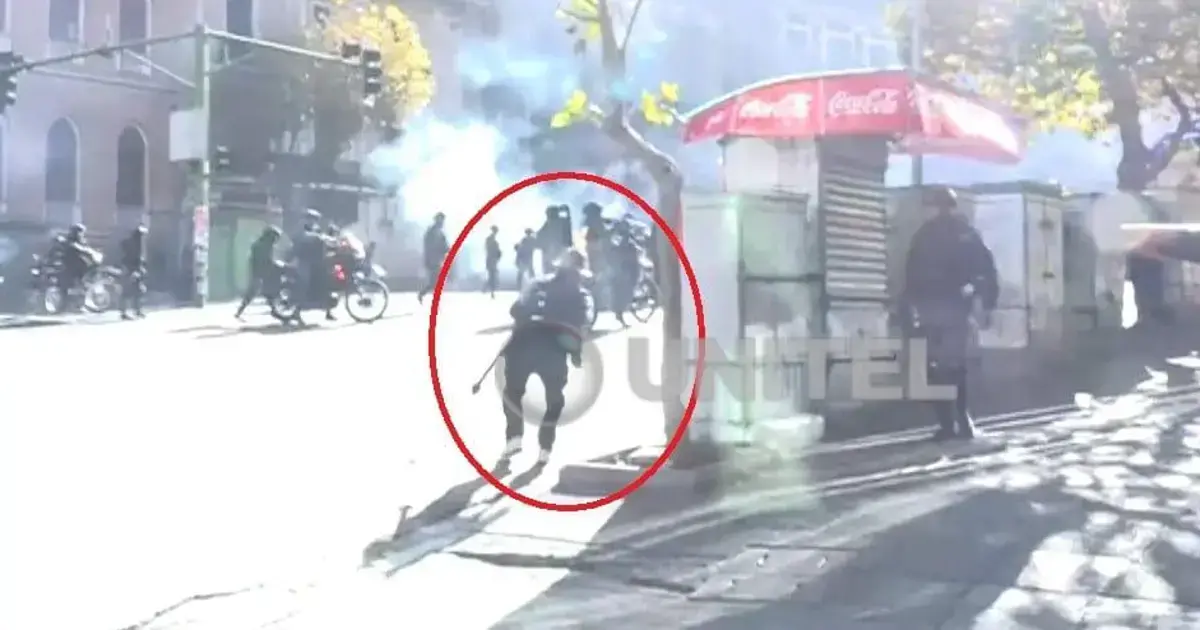 Un hombre enciende un cachorro de dinamita durante las protestas en La Paz
