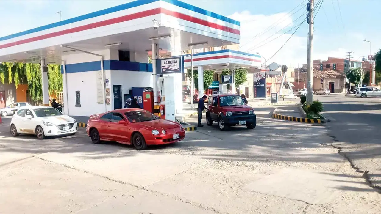 Imagen referencial de un surtidor que vende diésel y gasolina.