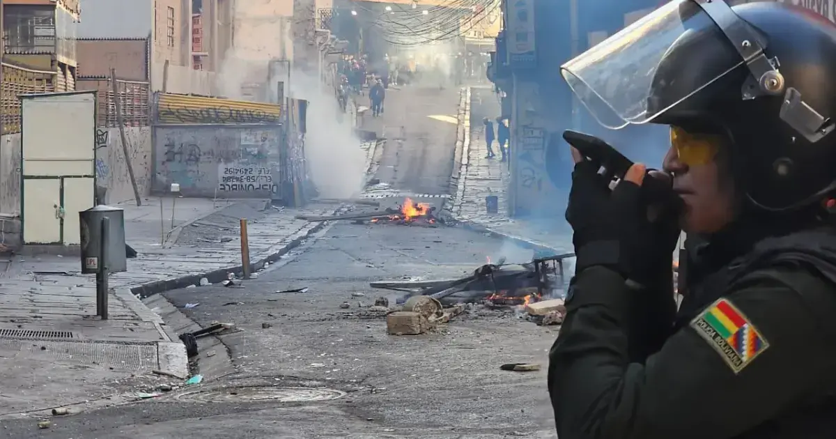 Enfrentamiento entre policías y mineros cooperativistas en La Paz