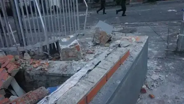 Así quedó uno de los muros del Ministerio de Educación.
