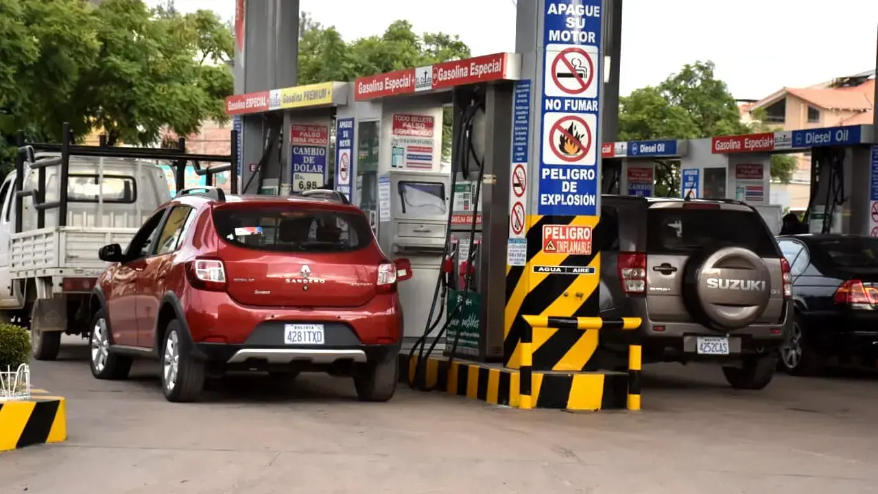 Motorizados, prestos a cargar combustible en una estación de servicio de Cochabamba.