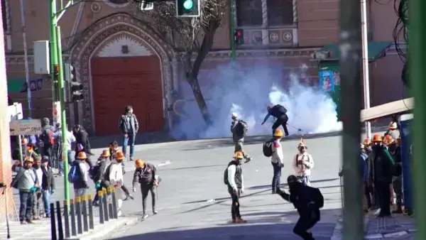 La policía gasificó a los mineros cooperativistas.