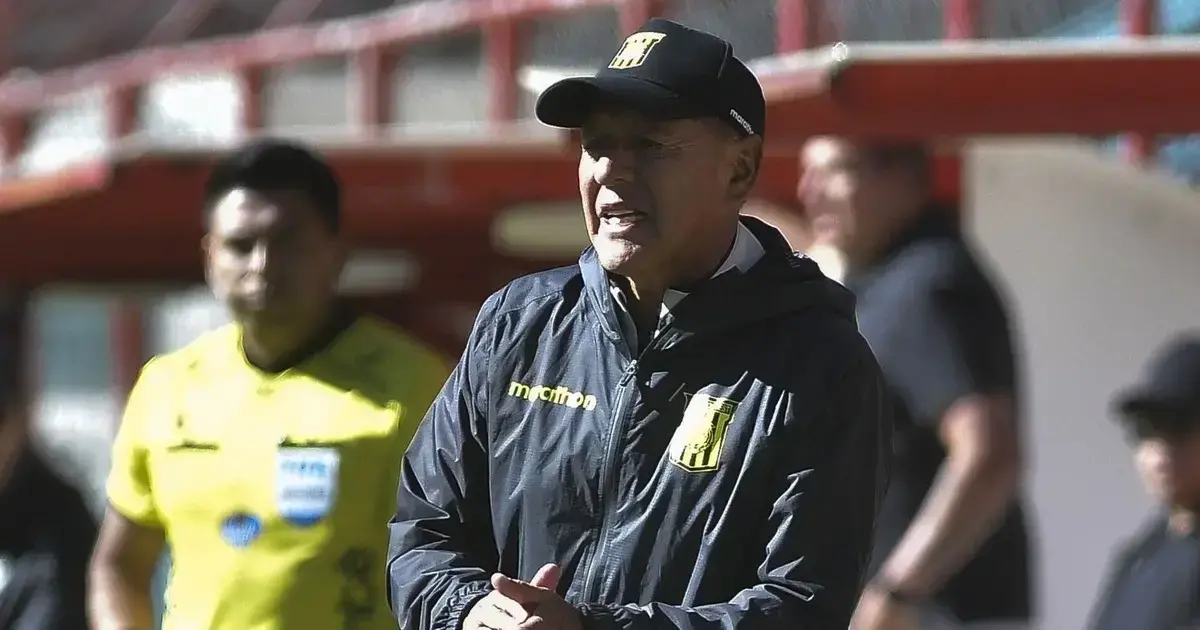 Sixto Vizueta observa las incidencias del partido en Villa Ingenio.