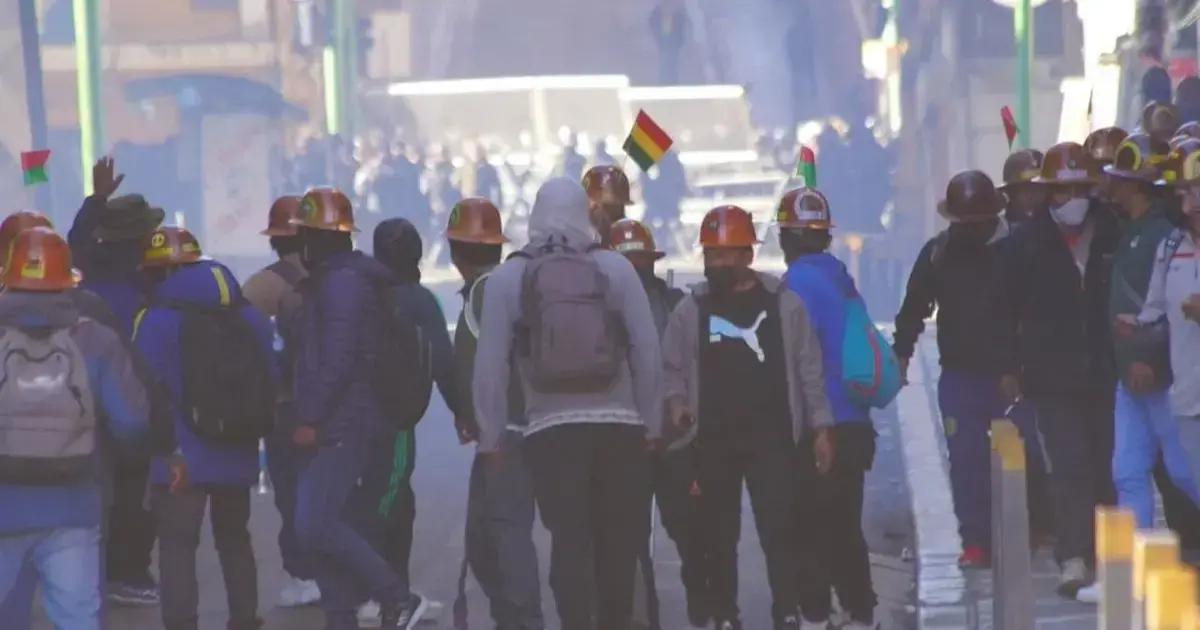Mineros generaron violencia el jueves mientras sus dirigentes dialogaban con el Gobierno.