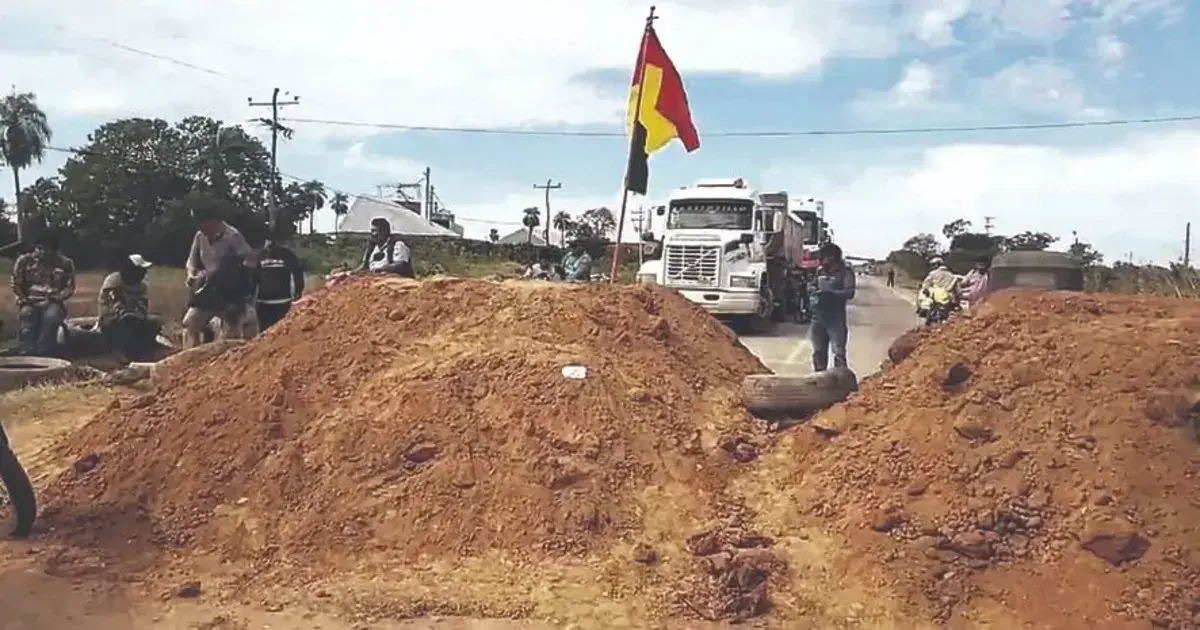 Promontorios de tierra fueron colocados sobre la carretera en San Julián para impedir el tránsito