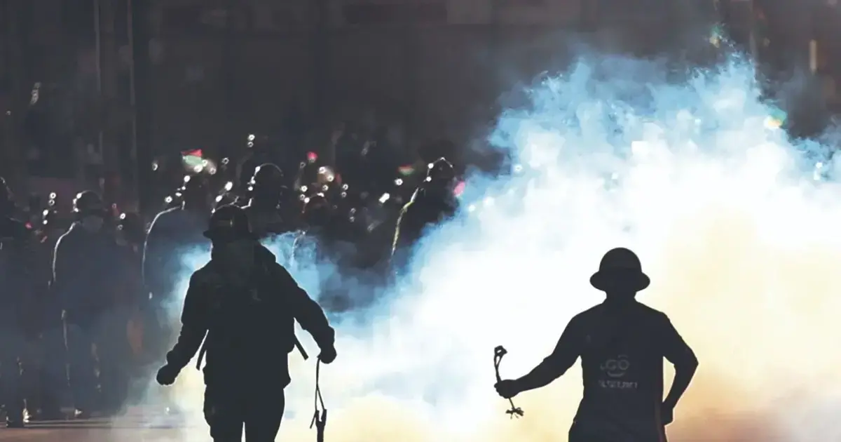 Con hondas en mano, mineros de la COB lanzaron dinamita a los efectivos de las fuerzas de seguridad en La Paz, los que respon