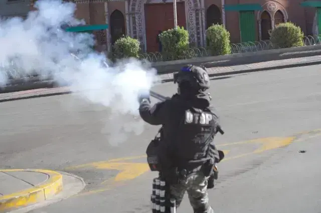 Un efectivo de la Policía durante los conflictos en La Paz