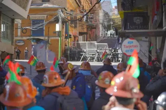 La marcha de cooperativistas mineros intentó ingresar a la plaza Murillo.