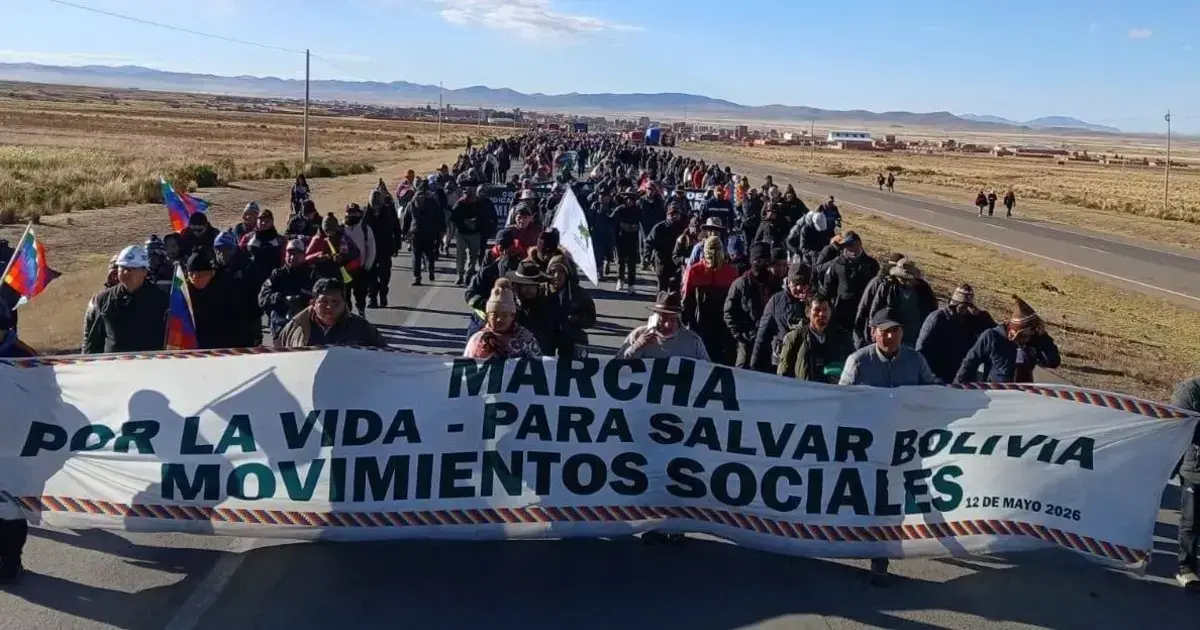 Marcha evista se dirige a La Paz en demanda de la renuncia de Rodrigo Paz.