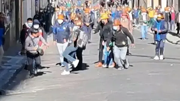 Mineros agrediendo a un periodista de la ANF.