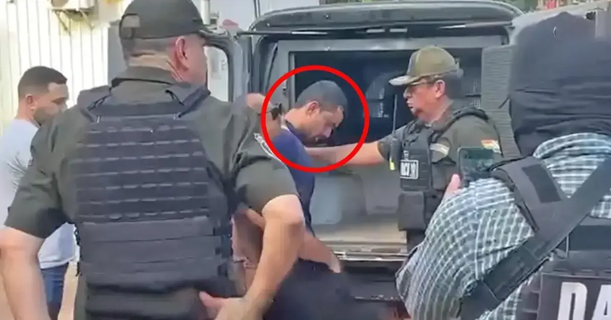 Momento en el que la Policía Boliviana hace la entrega del criminal a la Policía Federal