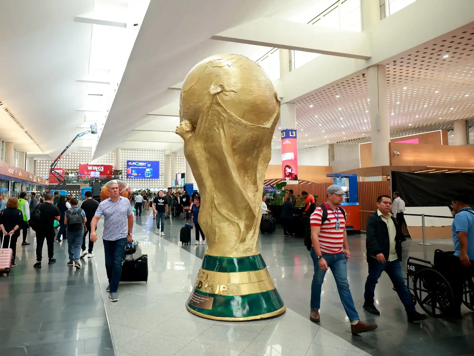 Una escultura del trofeo de la Copa Mundial de la FIFA en la Terminal 2 del Aeropuerto Internacional Benito Juárez de Ciudad