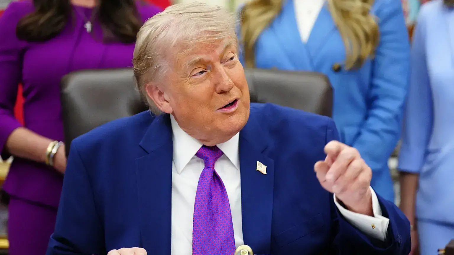 El presidente estadounidense Donald Trump habla en el Despacho Oval de la Casa Blanca, en Washington, el 11 de mayo de 2026.
