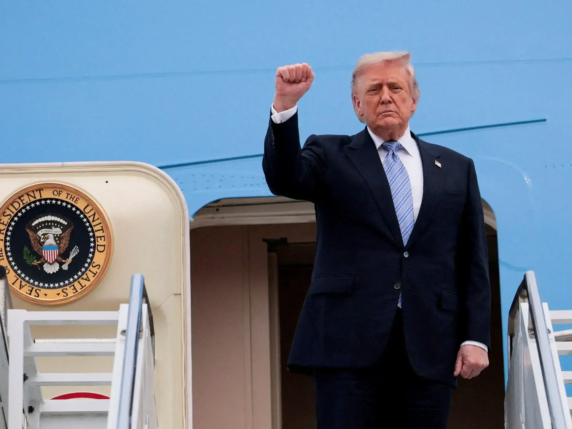 Trump saluda al partir de Beijing.