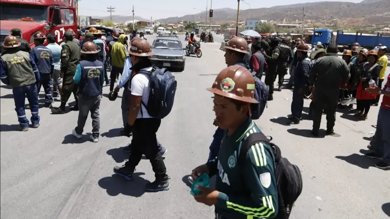 Mineros durante el desbloqueo, instalado por el transporte pesado en Suticollo.