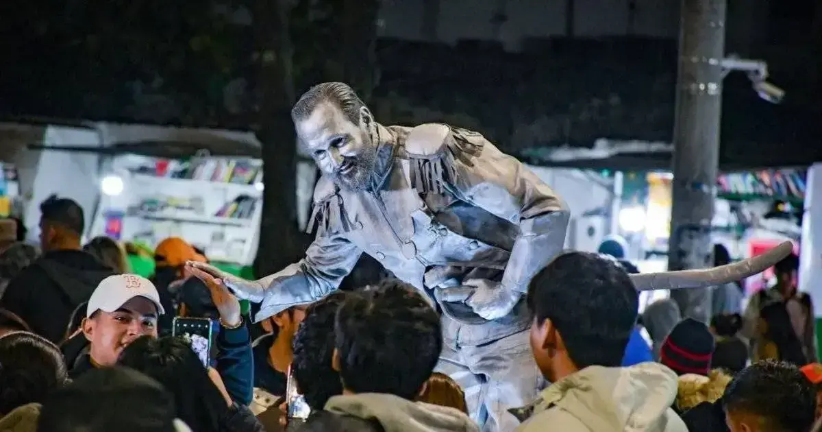 Estatuas vivientes, una representación de personajes cruceños