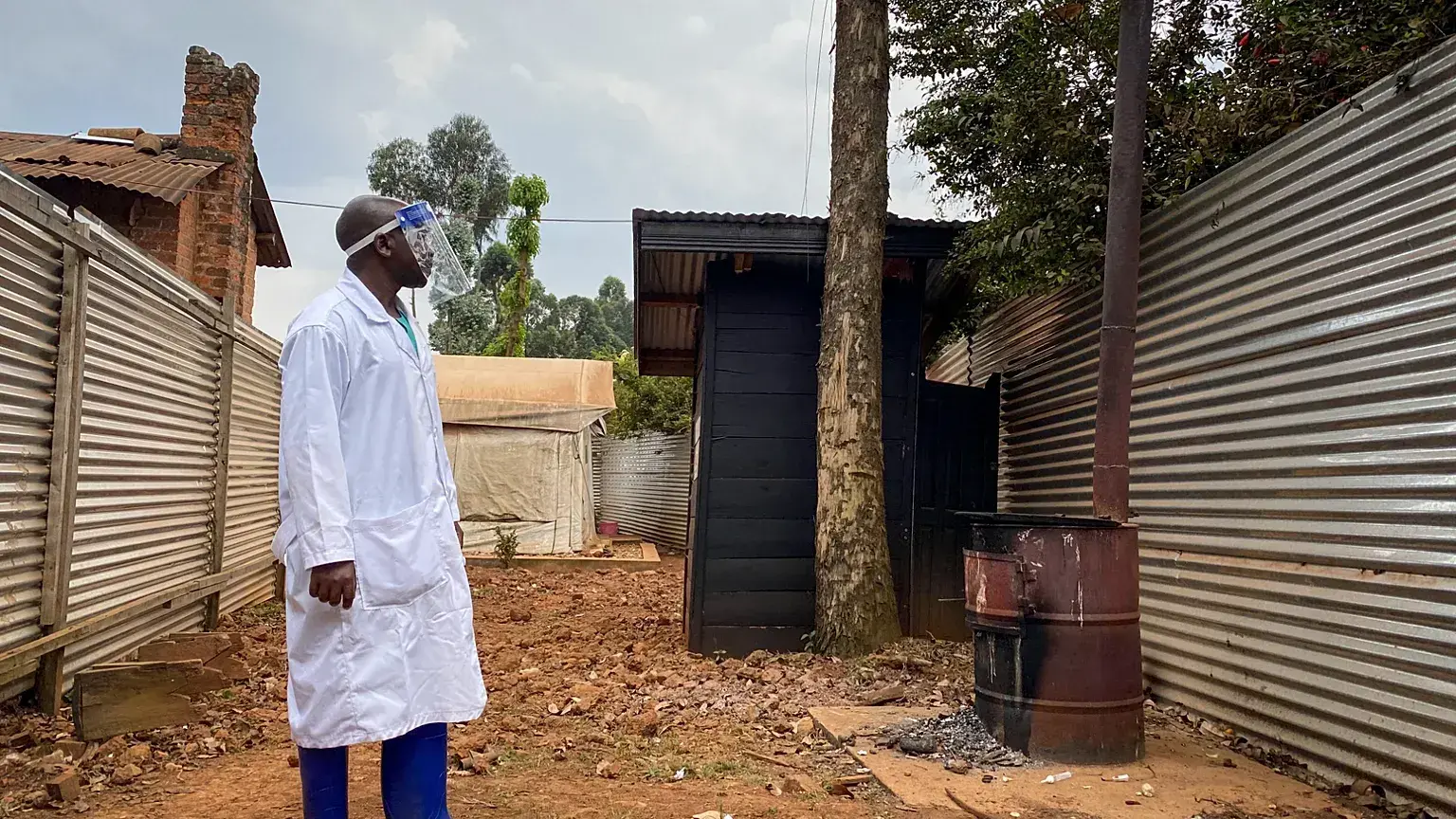 Un trabajador médico comprueba la zona de cuarentena del Hospital Matanda en Butembo, donde murió el primer caso de ébola, en