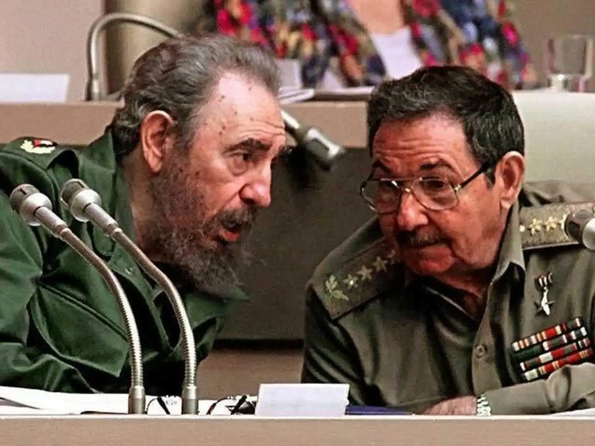 Fidel Castro junto a su hermano Raúl