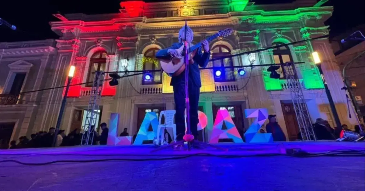 Campesinos de los 'Ponchos Rojos' se manifiestan para exigir la renuncia del presidente de Bolivia, Rodrigo Paz, en El Alto.