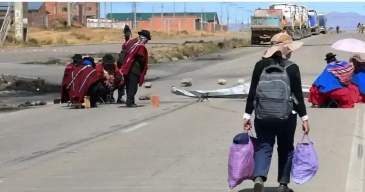 Los bloqueos perjudican a miles de personas e impiden la llegada de alimentos a La Paz