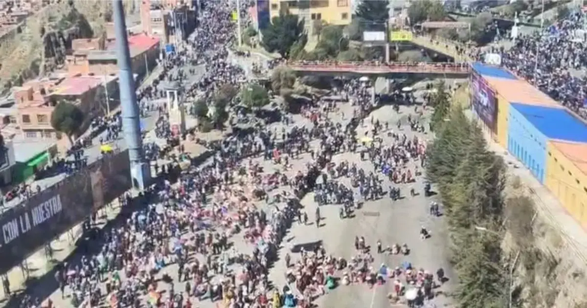 Maestros rurales y afiliados a la COB bloquean el peaje de la autopista La Paz-El Alto.
