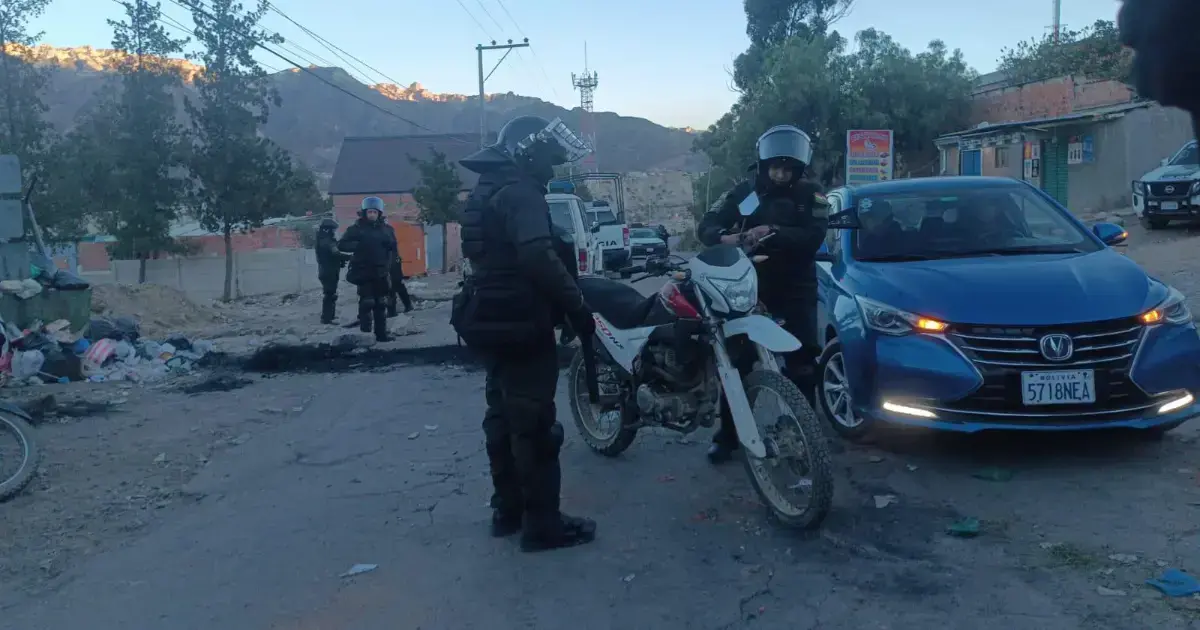 Unos de los puntos de bloqueo en Río Abajo
