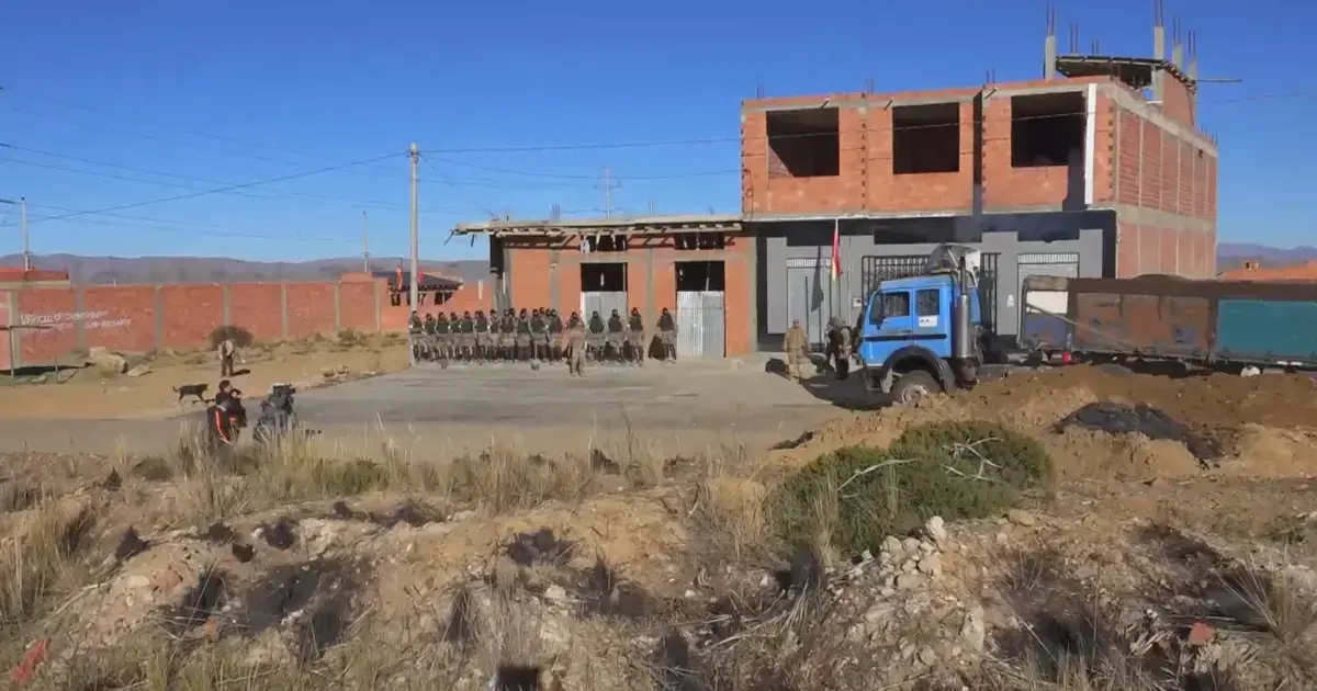 Efectivos militares en uno de los puntos desbloqueados en la ruta La Paz-Oruro.