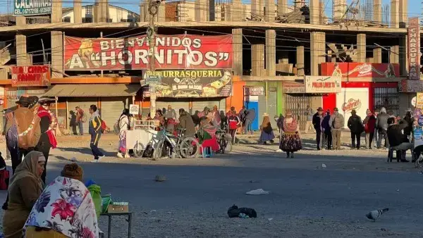 Una carretera de acceso al municipio de Viacha.