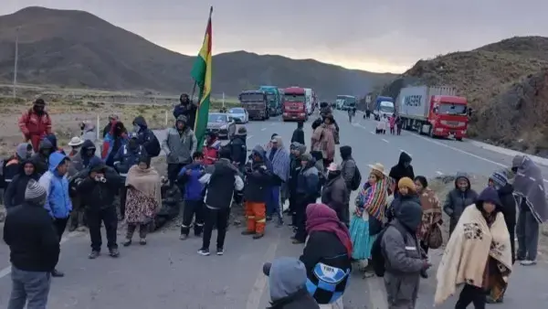 Un grupo de personas bloquean la carretera a La Paz.