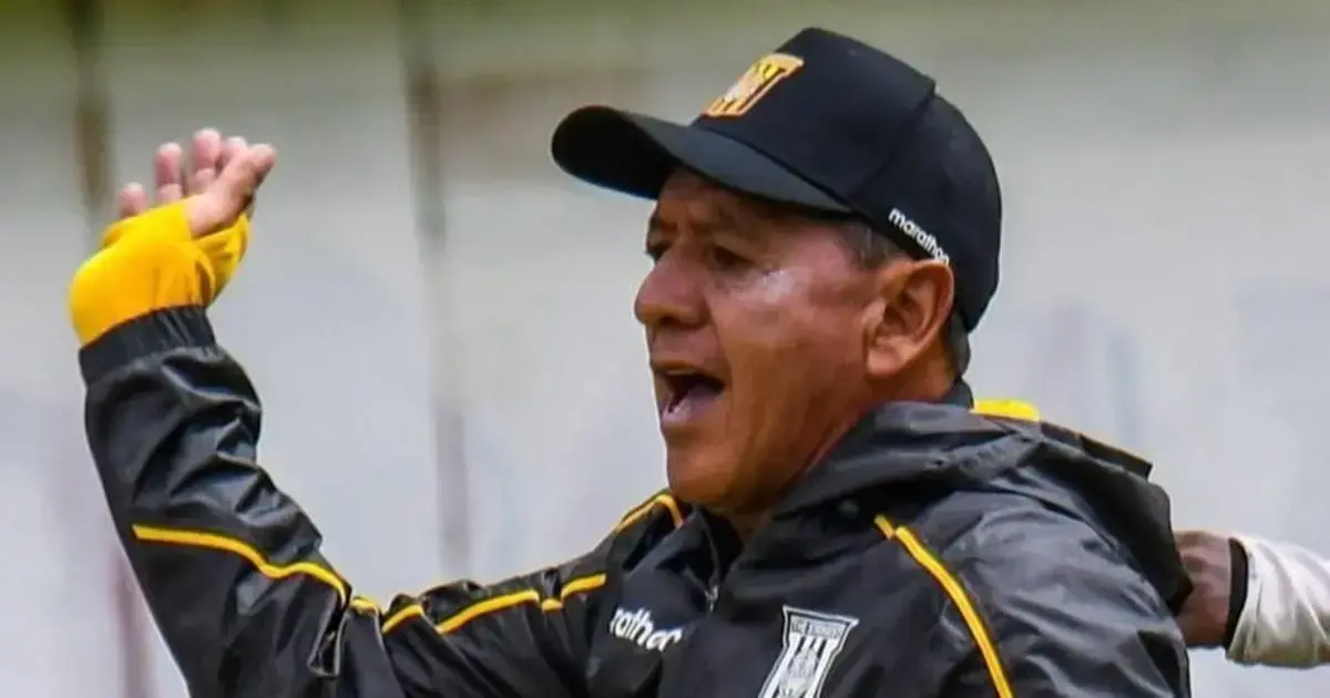 Sixto Vizuete dirige un entrenamiento del Tigre en su cancha.