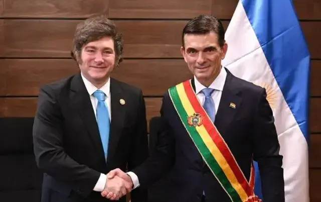 Los presidentes de Argentina, Javier Milei (i), y de Bolivia, Rodrigo Paz.