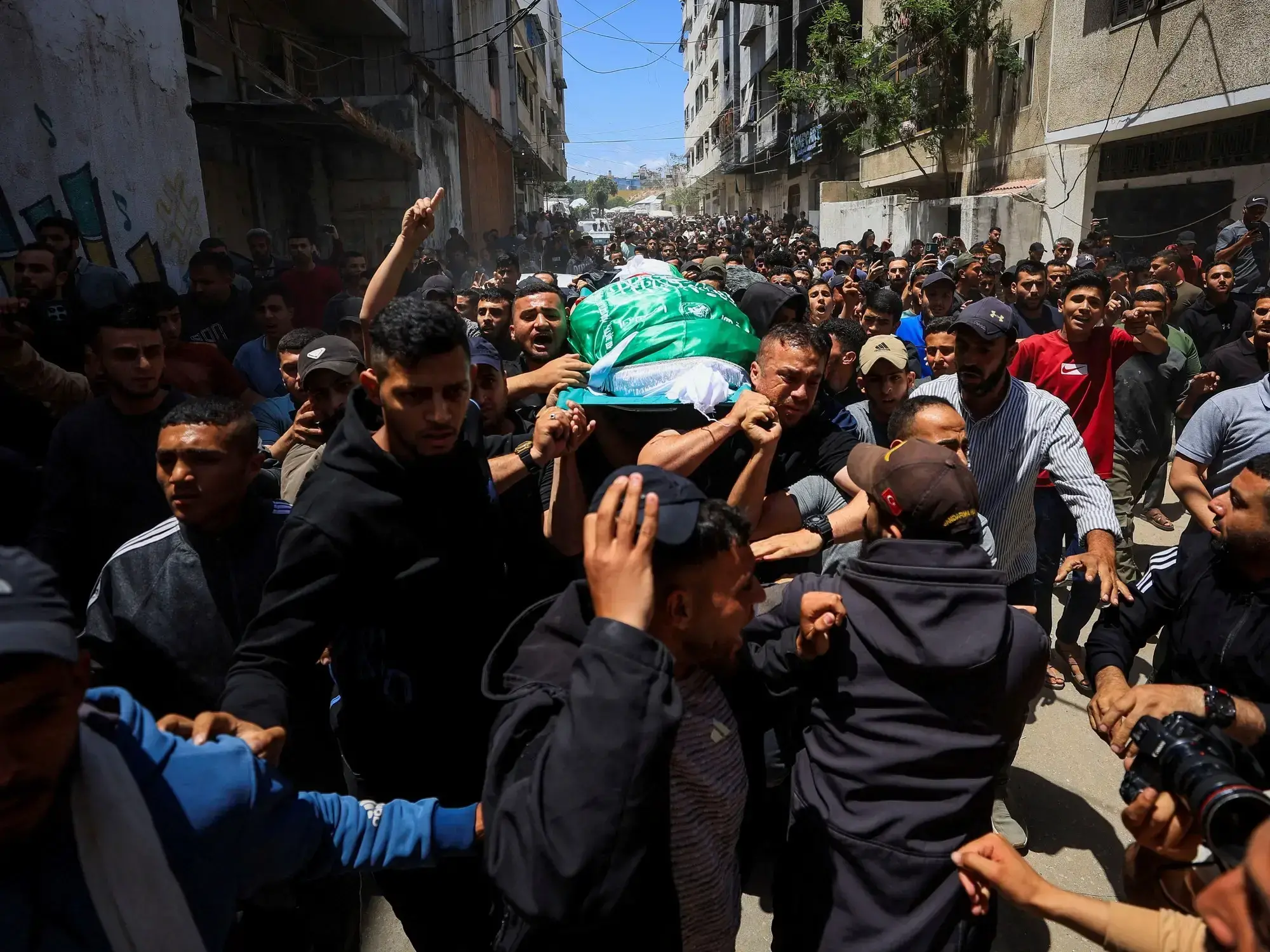 Seguidores de Hamas trasladan el cuerpo de Izz al-Din al-Haddad en Gaza.