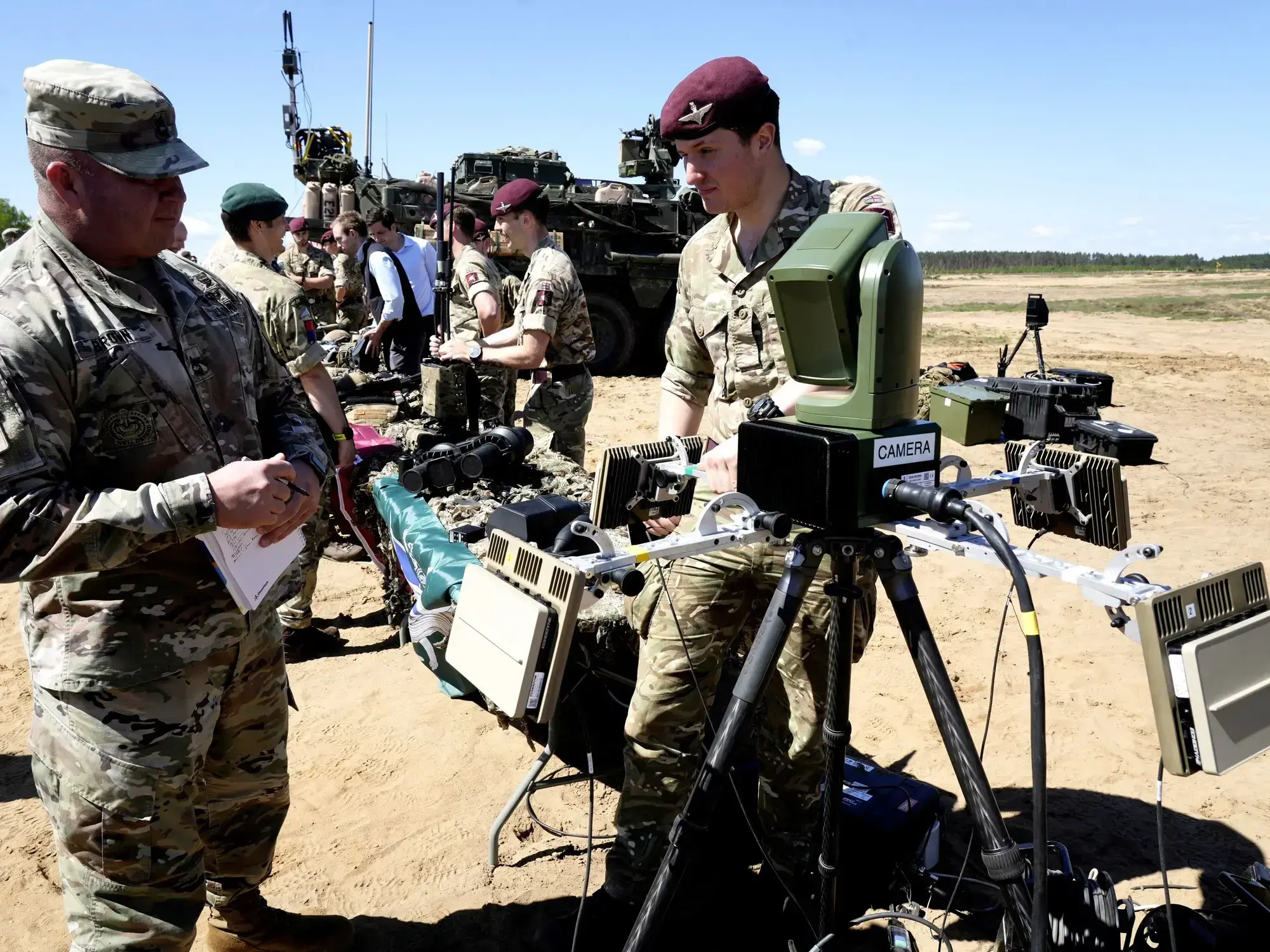 Soldados europeos durante ejercicios de prueba de un sistema de alerta de la OTAN contra ataques con drones, en Lituania.