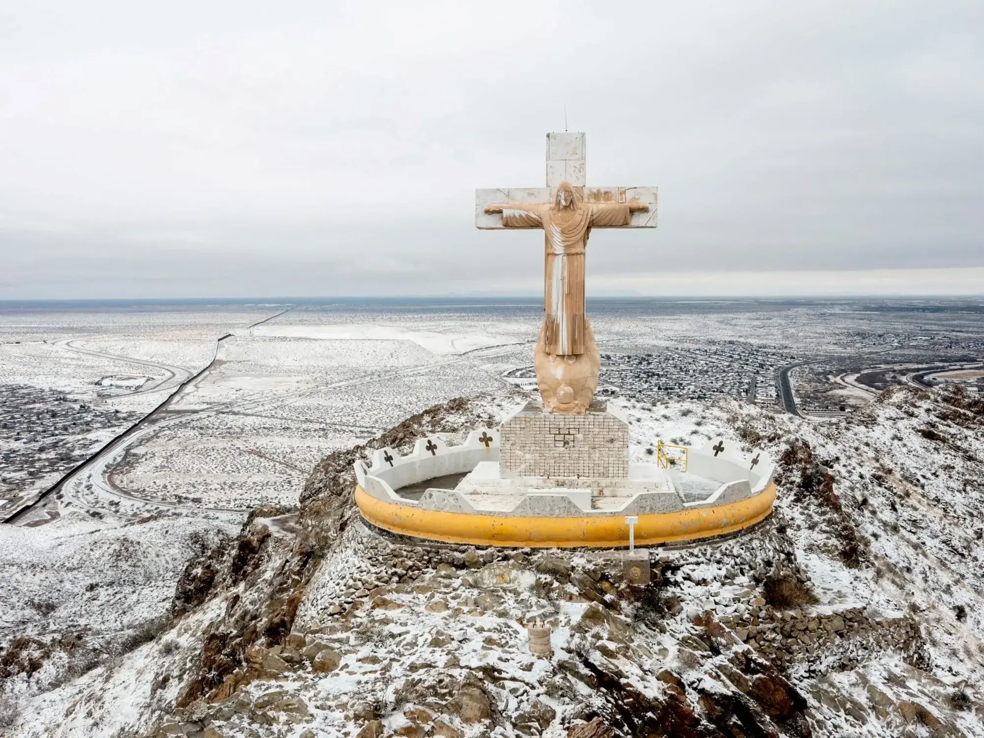 Vista del Monte Cristo Rey, coronado por una estatua de piedra caliza de Cristo de 9 metros de altura, en Sunland Park, Nuevo