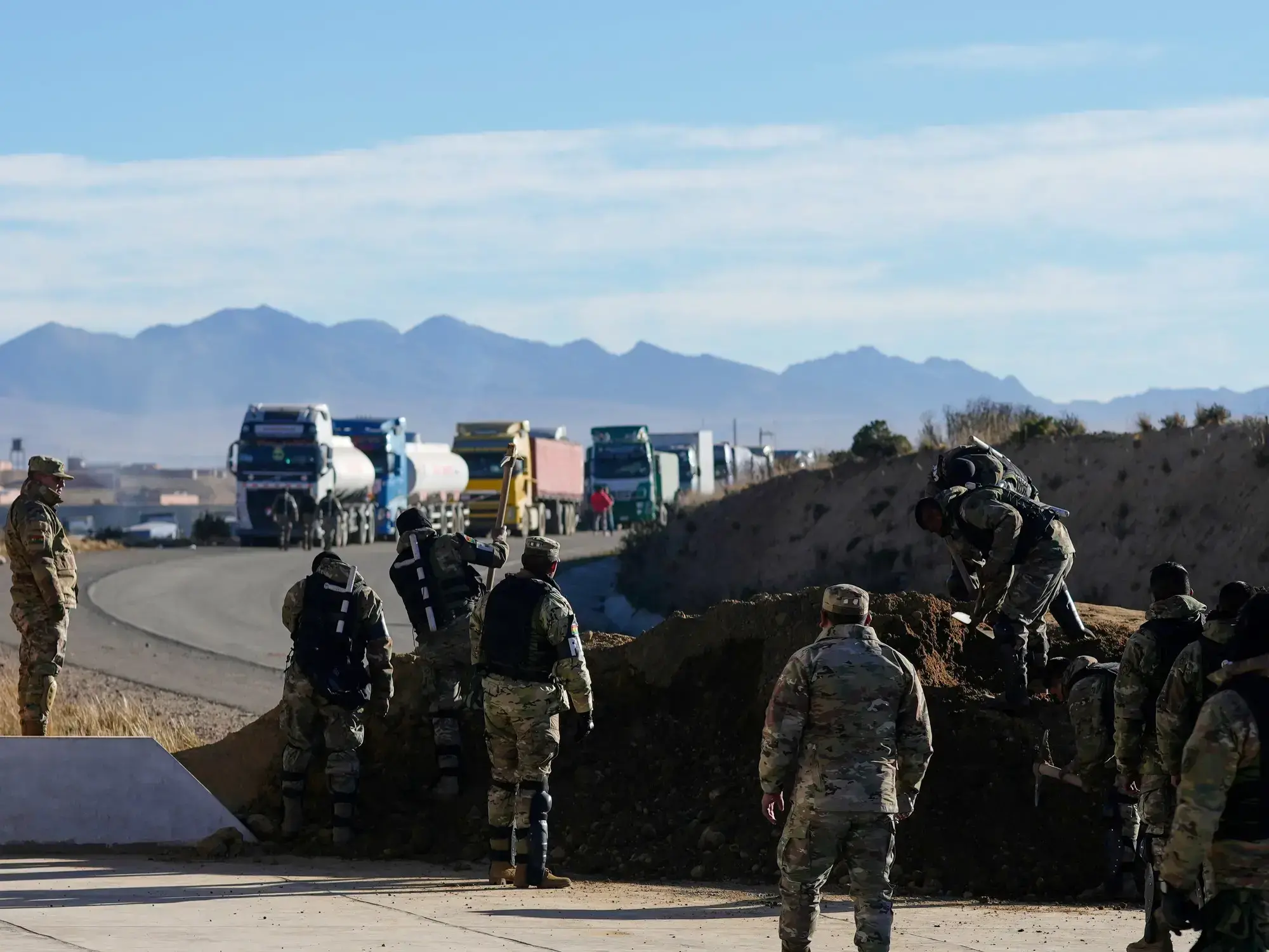 Soldados bolivianos despejan barricadas cerca de El Alto.