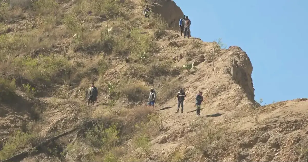 Bloqueadores lanzan piedras y explosivos desde cerros en Huajchilla