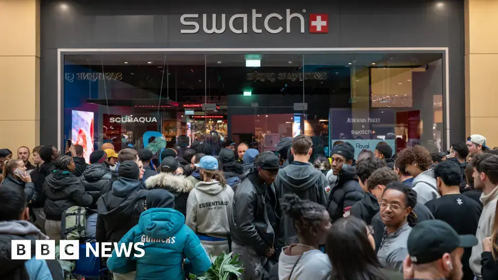 Cientos de personas hacen cola frente a la tienda de Swatch en Liverpool el sábado por la mañana.