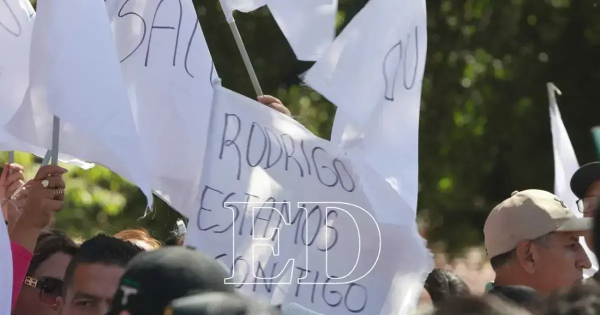 Manifestantes con banderas en la plaza del Estudiante, Santa Cruz