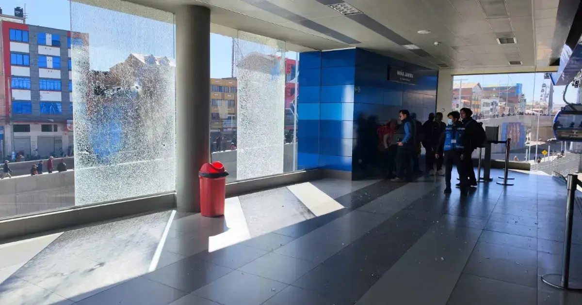 La turba dañó algunos ventanales de la estación del teleférico en Río Seco